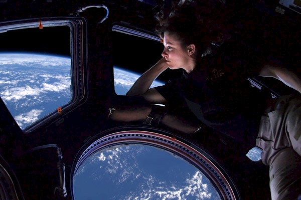ISS Guided Tour : What is it like to live 205 miles above the Earth?